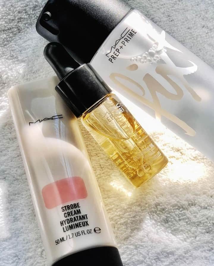 M·A·C Cosmetics Canadaさんのインスタグラム写真 - (M·A·C Cosmetics CanadaInstagram)「What’s the secret to long wearing foundation? Hydrated skin! Start your skin prep off right with these #MACSkincare BFFs! 💧First, smooth Prep + Prime Essential Oils over your skin. 💧Once absorbed, massage in Strobe Cream for a luminous glow loaded with vitamins and antioxidants. 💧Finally, set in place and add a boost of hydration with a few mists of Fix+. For a limited time, purchase any moisturizer and choose a free Prep + Prime formula (up to $49 value). Visit maccosmetics.ca for details.  #Repost @maccosmetics」5月14日 7時00分 - maccosmeticscanada