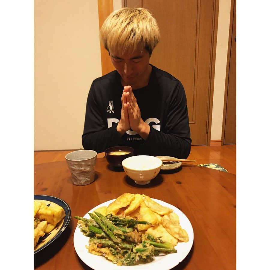 北野貴之さんのインスタグラム写真 - (北野貴之Instagram)「春の味覚、筍天麩羅で頂きました。  お食事前の、いただきます。 終わった後の、ごちそうさまでした。 こんなお話をお勉強したことがあります。  この気持ちが薄れてきてはいないでしょうか。だから、地球が怒っているのかな。このような、言葉をいって、想いをもって食べるのではどちらが、嬉しいかと。 感謝しながら食べると良い気が入る。 この話は、小学部の勉強会に参加した時のお話です。 "感謝してありがたく、このお食事を頂きます。「いただきます」" "このお食事をむだにすることなく、日々の努めに励むことをちかいます。「ごちそうさまでした」" いただく命に感謝ですね。  #日々#忘れてはならない心」5月14日 7時00分 - takashi_kitano