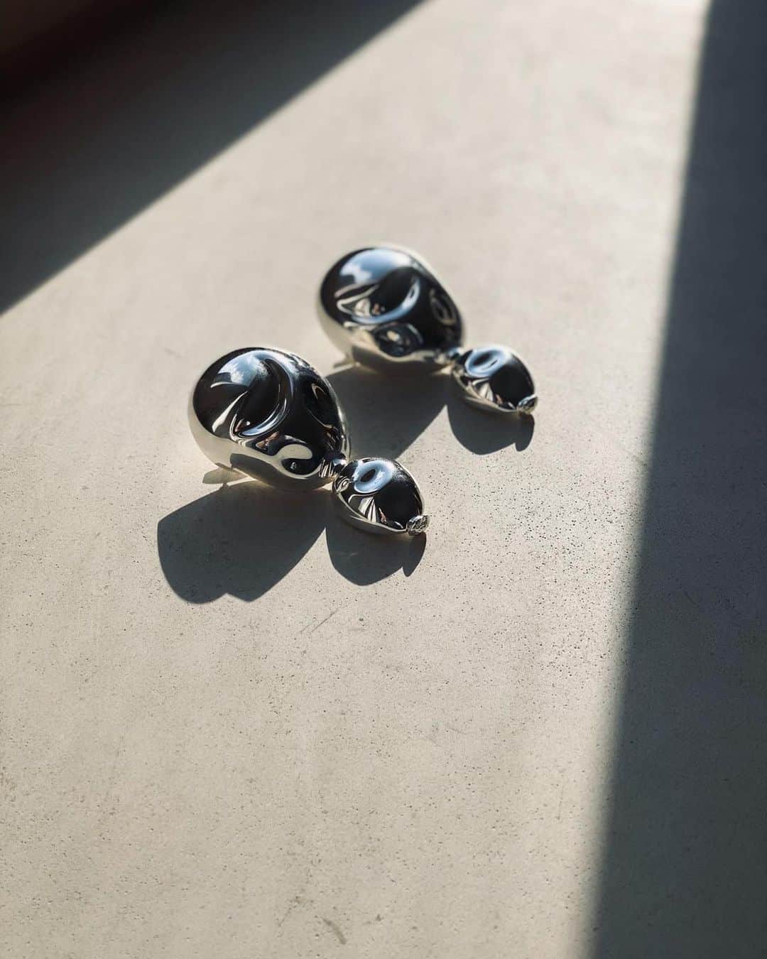 Monica Sordoのインスタグラム：「Golden Hour 🐚 the “Oriente Earrings”  recently shoot by @andreagomezofficial at her NYC home #MonicaSordo」