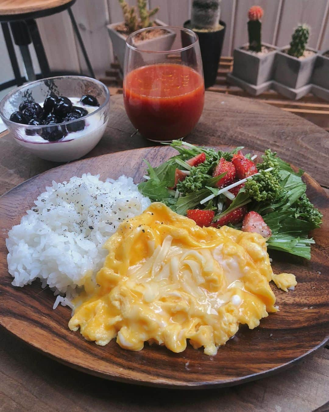 吉野千穂さんのインスタグラム写真 - (吉野千穂Instagram)「千穂飯🌿 * ・チーズスクランブルエッグ ・水菜とパセリといちごのサラダ ・大豆ヨーグルト ブルーベリーのせ ・トマトジュース  いちごは小粒で不揃いだったのでサラダにしました。 パセリといちごの組み合わせが思ってた以上に美味しかった☺️ 味付けはオリーブオイル、粉チーズ、リンゴ酢、塩こしょうで。  トマトジュースにはオリーブオイルを加えるのがおすすめです！ビタミンなど栄養素の吸収がアップします🍅 紫外線強くなってきたのでトマトのリコピンパワーに頼る日々が始まりそうです🌞 * * #スクランブルエッグ#チーズスクランブルエッグ#卵#卵料理#半熟卵#いちごのサラダ#水菜サラダ#パセリ#パセリサラダ#大豆ヨーグルト#トマトジュース#リコピン #簡単レシピ#作り置き#作り置きレシピ#常備菜#千穂飯#管理栄養士ごはん#管理栄養士#吉野千穂#おうちごはん#毎日ごはん#朝ごはん#お昼ごはん#晩ごはん#今日のごはん#フードスタイリスト」5月14日 7時11分 - chiho_yoshino