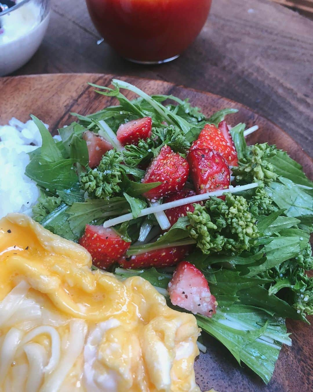 吉野千穂さんのインスタグラム写真 - (吉野千穂Instagram)「千穂飯🌿 * ・チーズスクランブルエッグ ・水菜とパセリといちごのサラダ ・大豆ヨーグルト ブルーベリーのせ ・トマトジュース  いちごは小粒で不揃いだったのでサラダにしました。 パセリといちごの組み合わせが思ってた以上に美味しかった☺️ 味付けはオリーブオイル、粉チーズ、リンゴ酢、塩こしょうで。  トマトジュースにはオリーブオイルを加えるのがおすすめです！ビタミンなど栄養素の吸収がアップします🍅 紫外線強くなってきたのでトマトのリコピンパワーに頼る日々が始まりそうです🌞 * * #スクランブルエッグ#チーズスクランブルエッグ#卵#卵料理#半熟卵#いちごのサラダ#水菜サラダ#パセリ#パセリサラダ#大豆ヨーグルト#トマトジュース#リコピン #簡単レシピ#作り置き#作り置きレシピ#常備菜#千穂飯#管理栄養士ごはん#管理栄養士#吉野千穂#おうちごはん#毎日ごはん#朝ごはん#お昼ごはん#晩ごはん#今日のごはん#フードスタイリスト」5月14日 7時11分 - chiho_yoshino