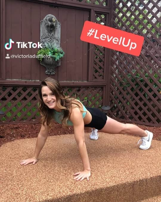 ヴィクトリア・ダフィールドのインスタグラム：「My clap push-up challenge. Who’s next? 😘 #levelup」