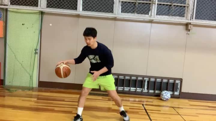 栗原祐太のインスタグラム：「【今日のやってみよう】 ✔︎不得意なほうの手を改善したい人 ✔︎インサイドアウトが苦手な人 ✔︎膝下で行うイメージ ✔︎左でドリブルする場合は左足が少し前→左足の外側に一回ドリブル→内側にドリブル→股下を通す→繰り返す  youtube.com/channel/UC91ku…  やってみてくださいね😊  #バスケ #練習　#ドリブル #バスケットボール  #ハンドリング #上達　#初心者 #youtube」