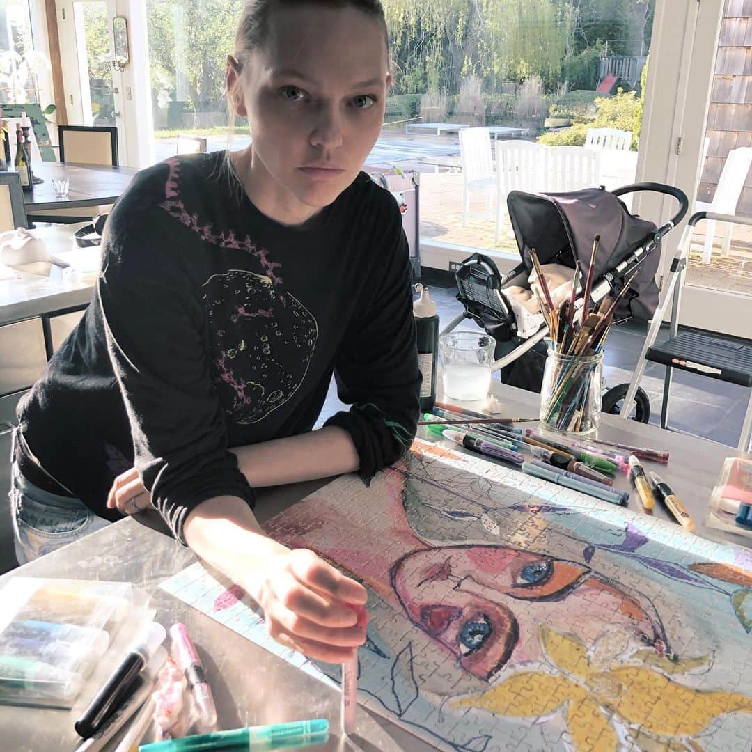 サーシャ・ピヴォヴァロヴァのインスタグラム：「Drawing  on a puzzle of @jiggypuzzles  to be auctioned .All proceeds of the auction will go to the Artist Relief and NYC Emergency Fund.  Please bid on it following the  link on my bio !」