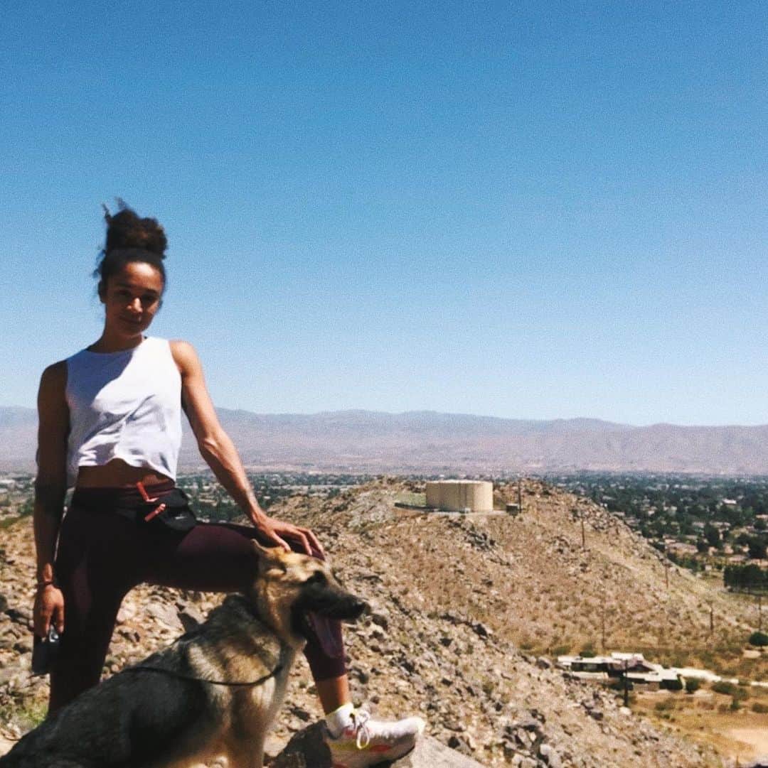 ジョディ・ウィリアムズのインスタグラム：「wednesday walks 🏜 * * * * * * #traveldiaries #exploremore #theroadknows #hiking #outdoors」