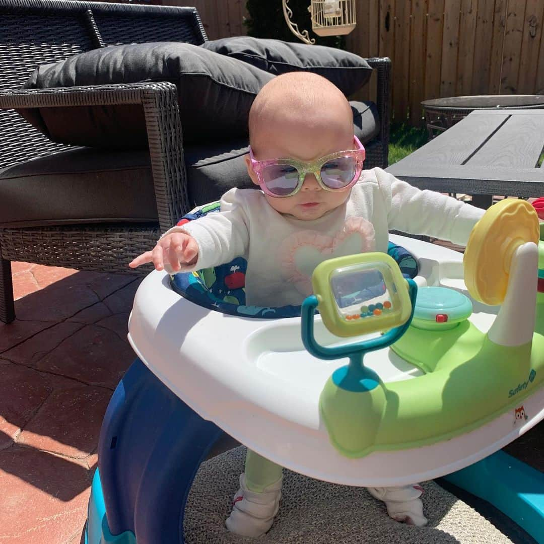 メーガン・デュアメルさんのインスタグラム写真 - (メーガン・デュアメルInstagram)「Cool girl 😎 #sunshine #almostsummer #stayhome #staycool #baby #babygirl」5月14日 7時30分 - meaganduhamel