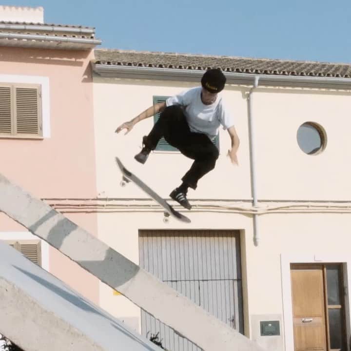 adidas Skateboardingのインスタグラム：「Presents /// Jenn & Mariah. Premiering May 15. • #adidasSkateboarding 🎥 @poobert @tylersmolinski」