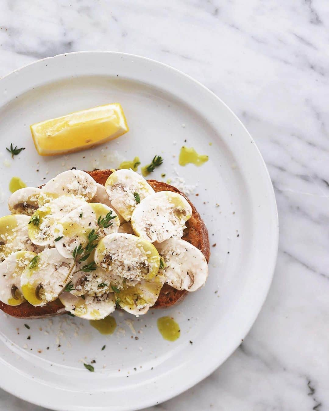 樋口正樹さんのインスタグラム写真 - (樋口正樹Instagram)「Mushroom Toast . 今朝のトーストに マッシュルームの フレッシュサラダ。 味付けは塩、胡椒、 粉チーズ、タイム、 レモン、オイルで。 . . . #マッシュルームトースト #マッシュルームサラダ #マッシュルーム #サラダトースト #mushroom #mushroomsalad #mushroomtoast #toastforall」5月14日 7時37分 - higuccini