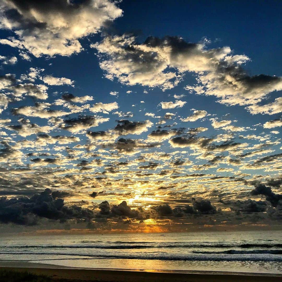 シャーニ・ヴィンソンさんのインスタグラム写真 - (シャーニ・ヴィンソンInstagram)「Crispy clouds ⛅️ #sunrise #ocean #sunshinecoast #australia #beach #nature #clouds #heaven #sky #perfection #visitsunshinecoast」5月14日 7時39分 - sharnivinson