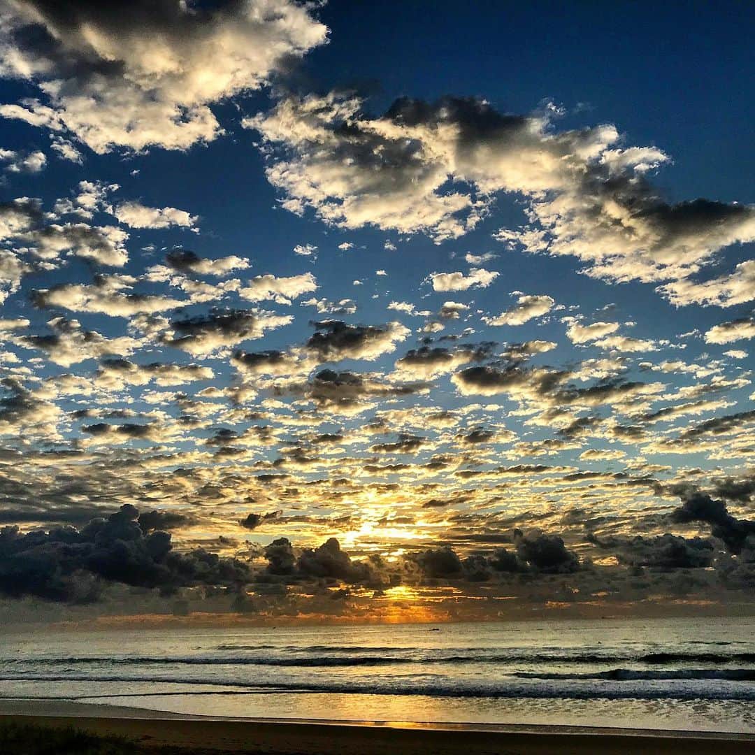 シャーニ・ヴィンソンのインスタグラム：「Crispy clouds ⛅️ #sunrise #ocean #sunshinecoast #australia #beach #nature #clouds #heaven #sky #perfection #visitsunshinecoast」