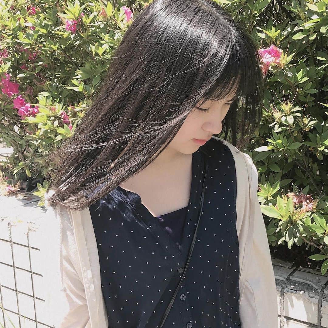 のインスタグラム：「おはようございます！ 今日も快晴☀️ 気持ち良い朝✨ ・ ・ #おはようございます #5月の朝 #快晴 #白い花 #つつじ #空 #ひこうき雲 #スカイブルー #今日もいい天気 #前野えま  #goodmorning #fineday #white #flowers #sky #clouds  #follow #followme #instafollow #instagood #tagsforlikes #tflers #tagsforlikesapp #actor #actress #girl #photography #portrait #portraitphotography」