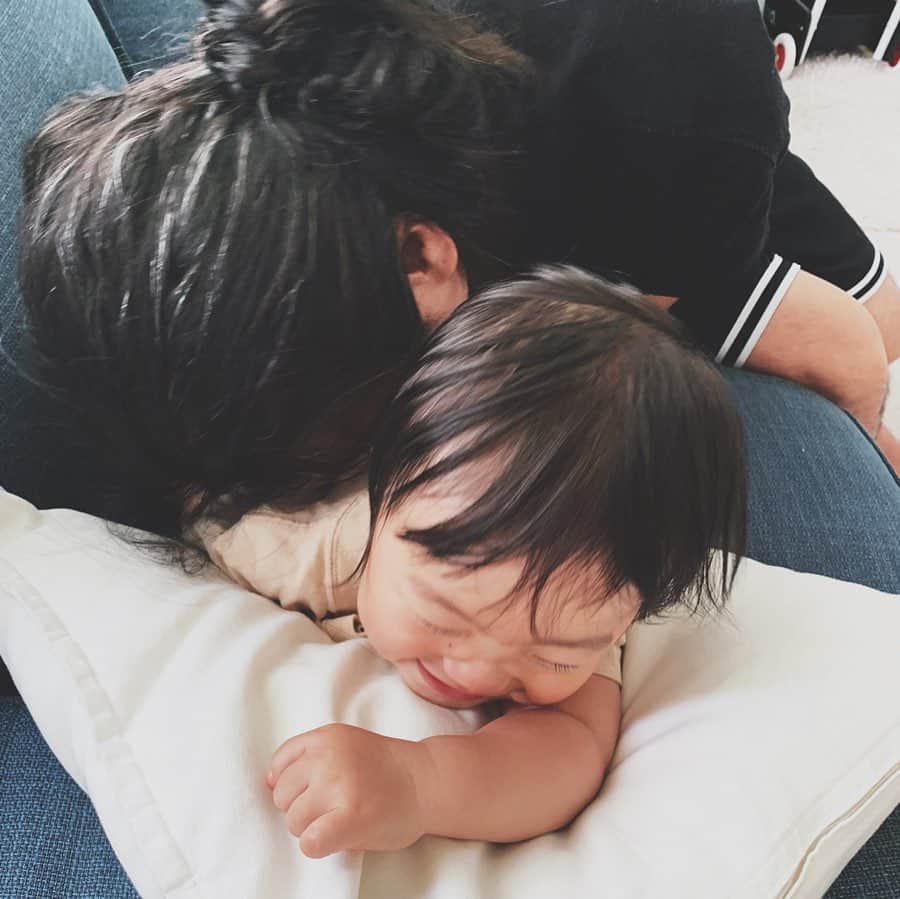 のインスタグラム：「キャッキャっ  #goodmorning#familyphoto#thursday#smile#stayhome#photooftheday#instalove#l4l#f4f#jr#son#こどものいる暮らし #こどもと暮らす #景色#柏木景色」