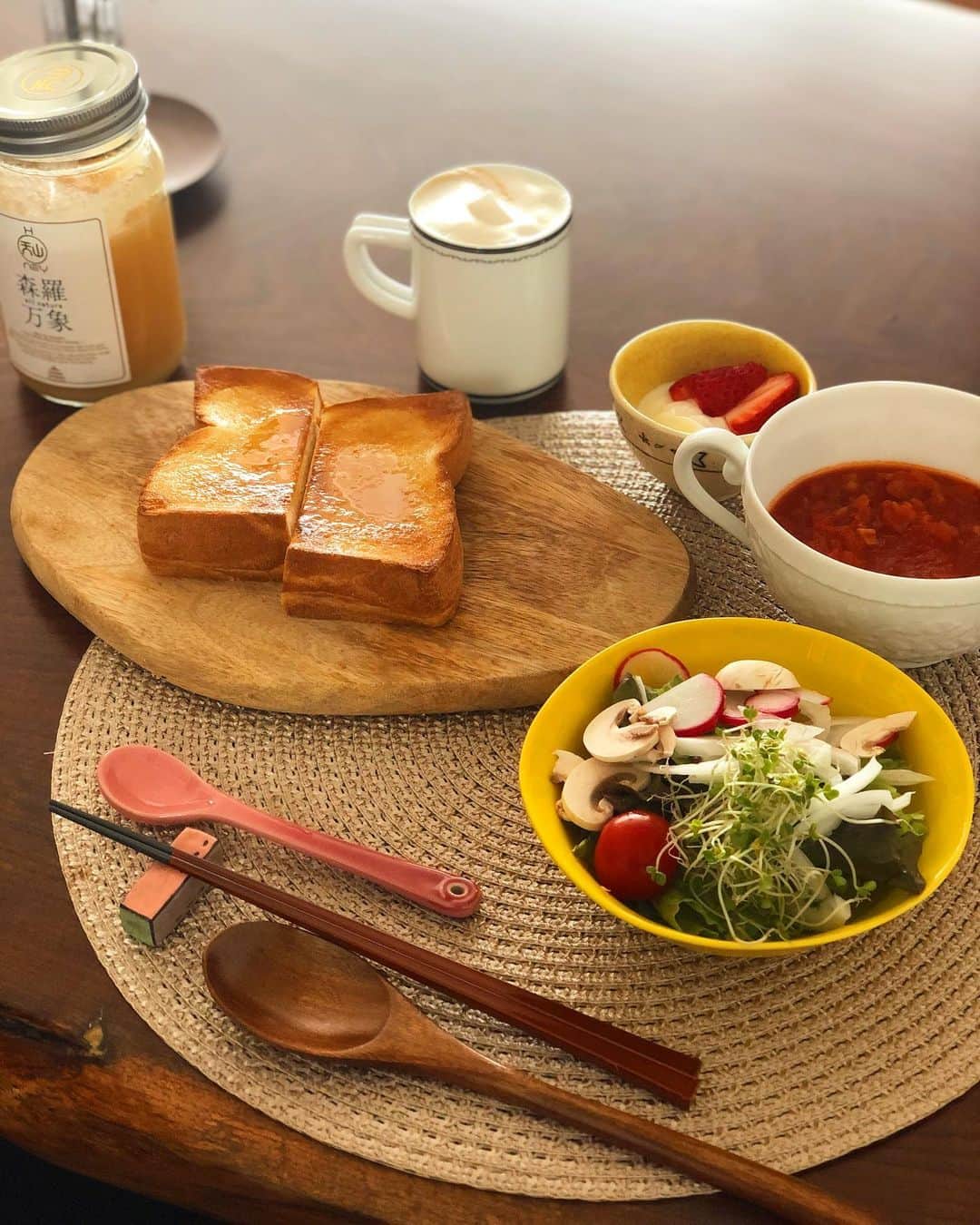 月央和沙さんのインスタグラム写真 - (月央和沙Instagram)「先日頂いたハチミツを トーストに塗って食べるのが 毎日の始まりの楽しみになってます👆🏻✨ . いつものはちみつよりも、 とろとろしすぎないのでパンに塗りやすい🍞✨ .  美味しいし、 身体にもいいって最高やな😎✨ . #うちの朝昼ごはん #バターはちみつトースト🍯 #最高美味しいです #野菜たっぷりトマトスープ🍅 #サラダ🥗 #森羅万象」5月14日 7時50分 - kazusa_tsukio