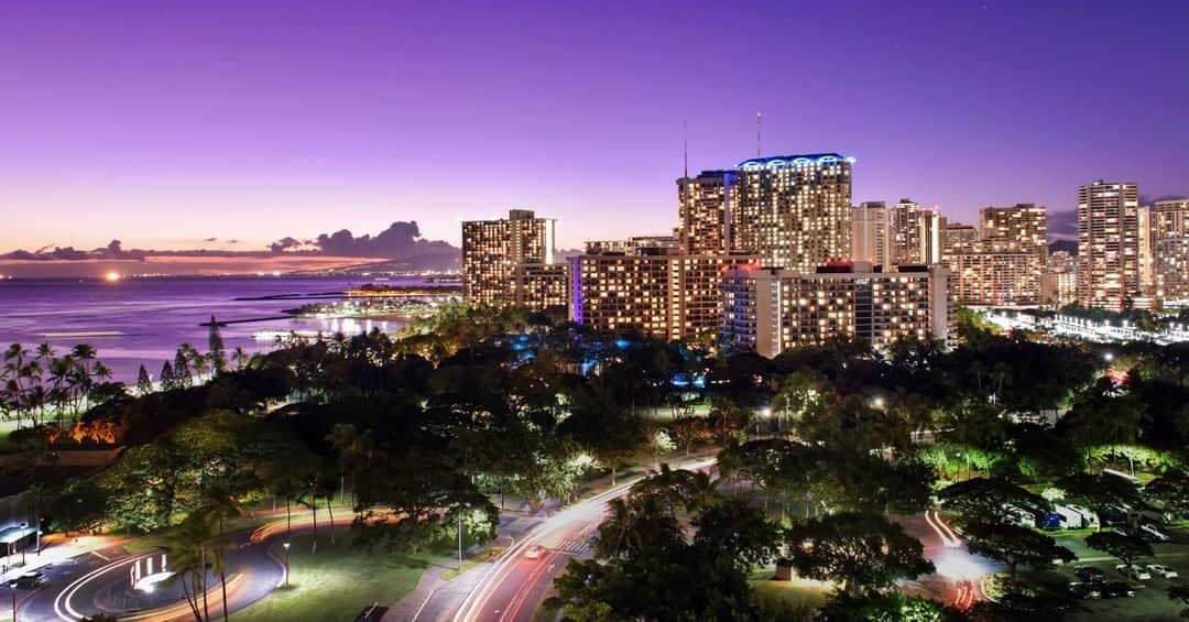 Trump Waikikiさんのインスタグラム写真 - (Trump WaikikiInstagram)「Nighttime at Waikiki just isn't the same without our #TrumpHotels Ohana - we can't wait to welcome you back! #NeverSettle」5月14日 7時51分 - trumpwaikiki