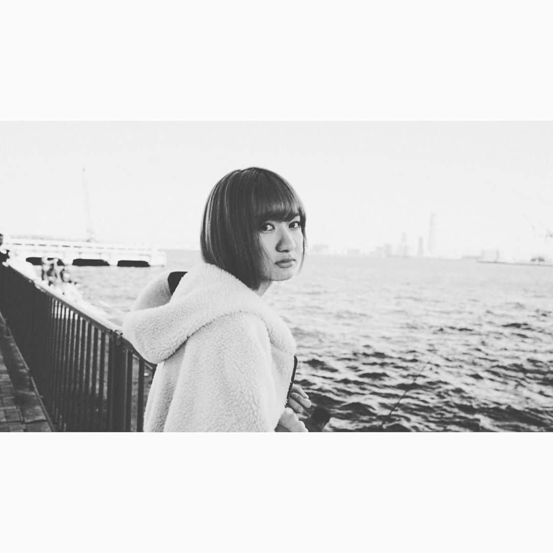 さののインスタグラム：「海・ ・ ・ #ポートレート #ファインダー越しの私の世界 #スクリーンに恋して #撮影 #儚くてどこか愛おしいような #デジタルでフィルムを再現したい #カメラ好きな人と繋がりたい #ファインダー越しの私の世界 #被写体 #何気ない瞬間を残したい #幸せな瞬間をもっと世界に #関西写真部share  #good_portraits_world #portrait_planet #bestjapanpics #love_bestjapan #誰かの記憶に残る写真 #jp_portrait部 #pics_jp #wu_japan #portraitphotography #photogram_archive #good_portraits_japan #team_jp #photogenic_jp #pt_life #japanesegirl  #lfl #lfl💛 #l4l」