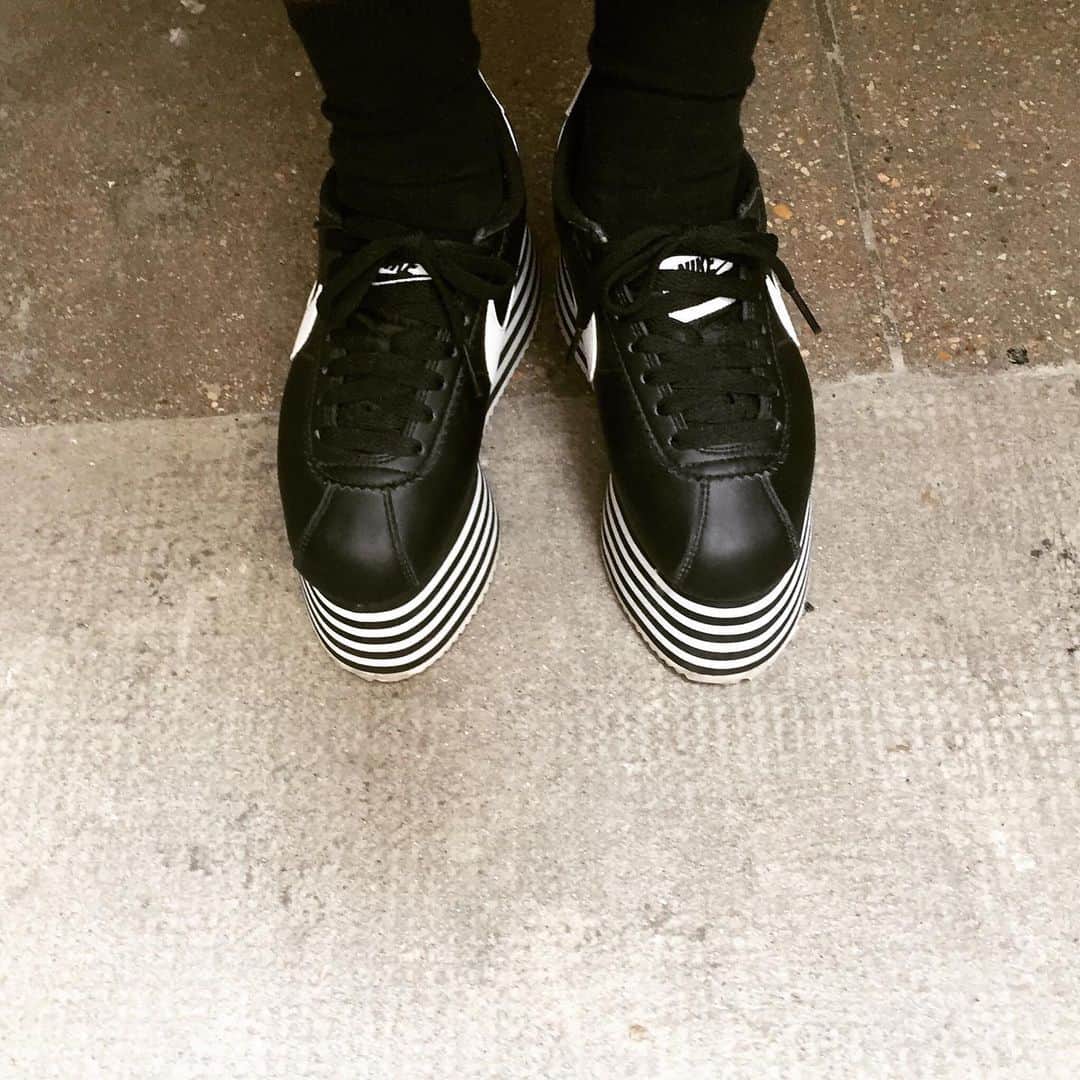 大森美希さんのインスタグラム写真 - (大森美希Instagram)「Wear on of my favorite platform shoes after a long time😎 久しぶりにお気に入りの中の一足であるコムデギャルソンとナイキコルテッツのコラボ厚底スニーカーを履いて出かける。最近いつもペタンコな靴しか履いてなかったから気分がぐっと引き締まる😎  #nike #nikecortez #commedesgarcons #commedesgarconsxnike #loveplatforms #shoeholic #loveshoes #shoelover #style #fashion #mode #chaussures #paris #parislife #parisstyle #コムデギャルソン #ナイキ #ナイキコルテッツ #厚底スニーカー #コラボスニーカー #プラットフォーム #靴好き #靴好き女子 #ファッション #スタイル #デザイナー #パリ生活 #パリ散歩 #パリ #モード」5月14日 8時10分 - mikiomori_