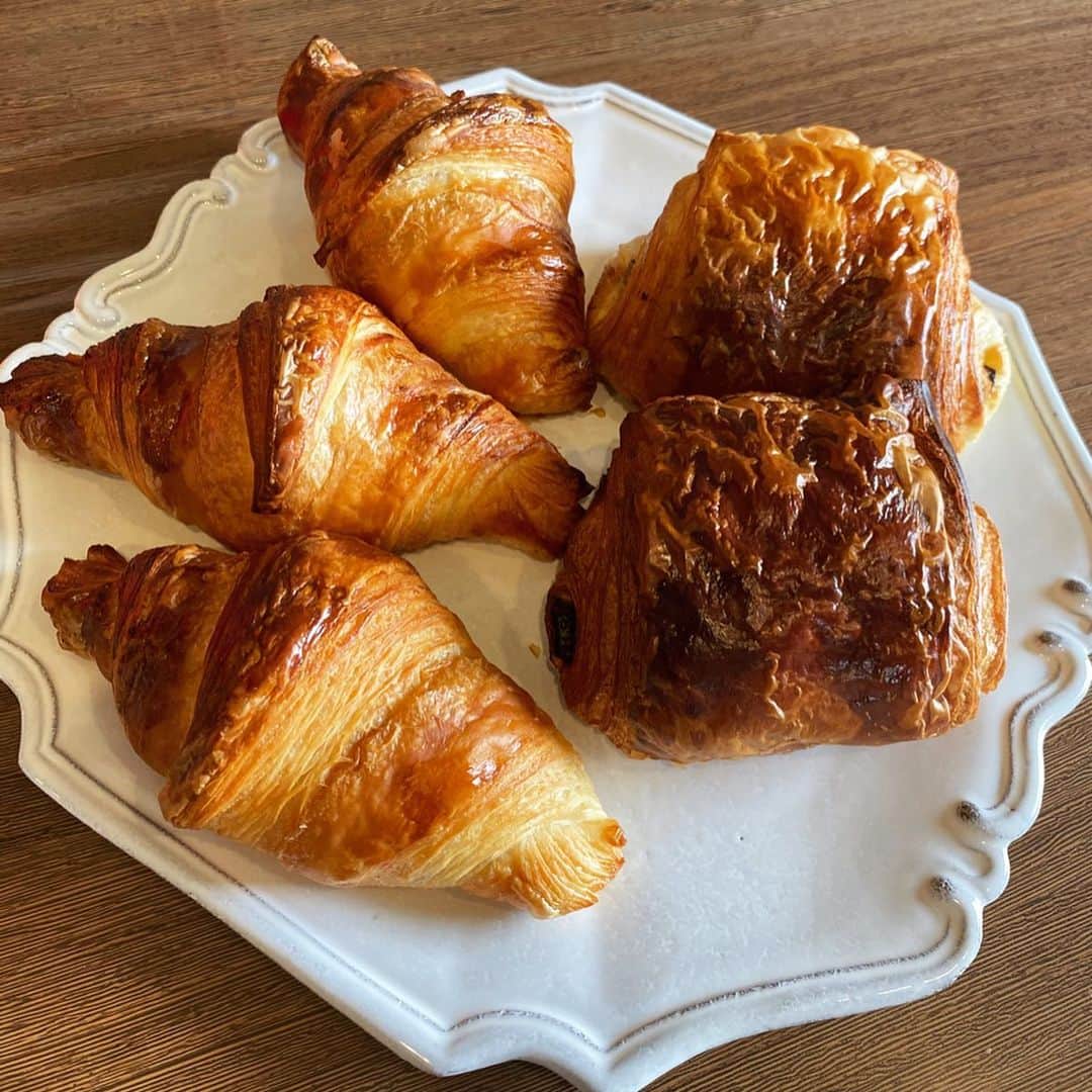 畑野ひろ子のインスタグラム：「お取り寄せした、Boulangerie CALVAのクロワッサンとパン・オショコラ。 @mikaofficial99 の、インスタで見て私も注文してみました😆  冷凍で届くから、お家のオーブンで焼くと朝からいい香り😍 焼き立てだから、サックサクで本当に美味しい❤️ロンロンもおやつに☺️ #CALVA #お取り寄せ#boulangeriecalva」