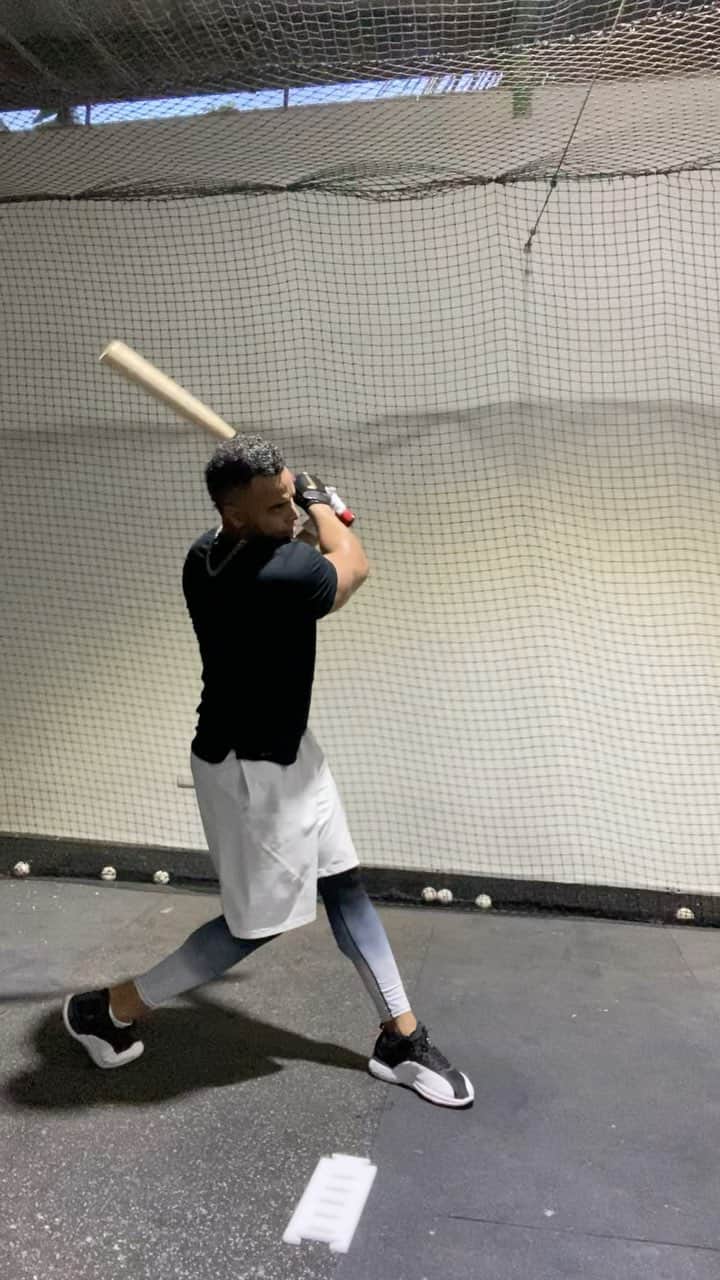 ネルソン・クルーズのインスタグラム：「Haciendo swing con la máquina de bateo  #nikebaseball  #nike」