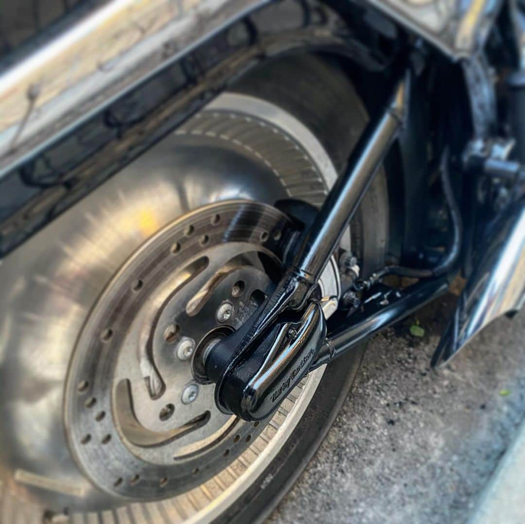 ザカリー・ダナヒューさんのインスタグラム写真 - (ザカリー・ダナヒューInstagram)「Round 1....... ☑️ Going  as ⚫️ as possible with the deuce. Lots of difficulties finding parts for this model Softail. Like literally no luck. So I’m improvising. Swipe to see the small mods I’ve made so far!!!」5月14日 8時38分 - zachtdonohue