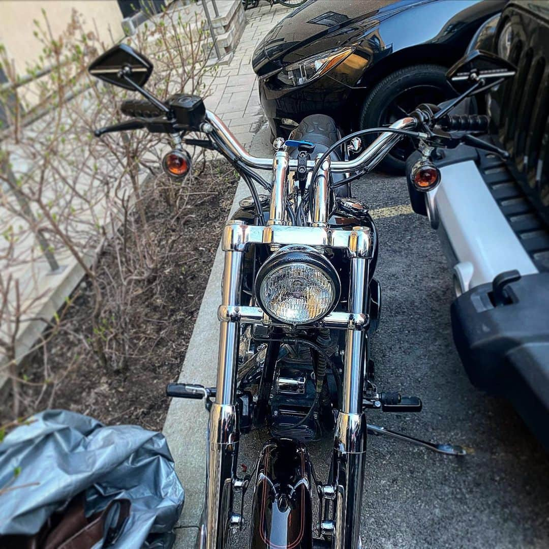 ザカリー・ダナヒューさんのインスタグラム写真 - (ザカリー・ダナヒューInstagram)「Round 1....... ☑️ Going  as ⚫️ as possible with the deuce. Lots of difficulties finding parts for this model Softail. Like literally no luck. So I’m improvising. Swipe to see the small mods I’ve made so far!!!」5月14日 8時38分 - zachtdonohue