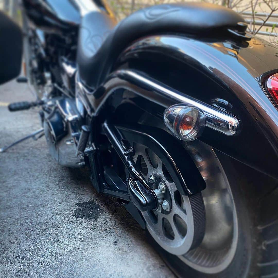 ザカリー・ダナヒューさんのインスタグラム写真 - (ザカリー・ダナヒューInstagram)「Round 1....... ☑️ Going  as ⚫️ as possible with the deuce. Lots of difficulties finding parts for this model Softail. Like literally no luck. So I’m improvising. Swipe to see the small mods I’ve made so far!!!」5月14日 8時38分 - zachtdonohue