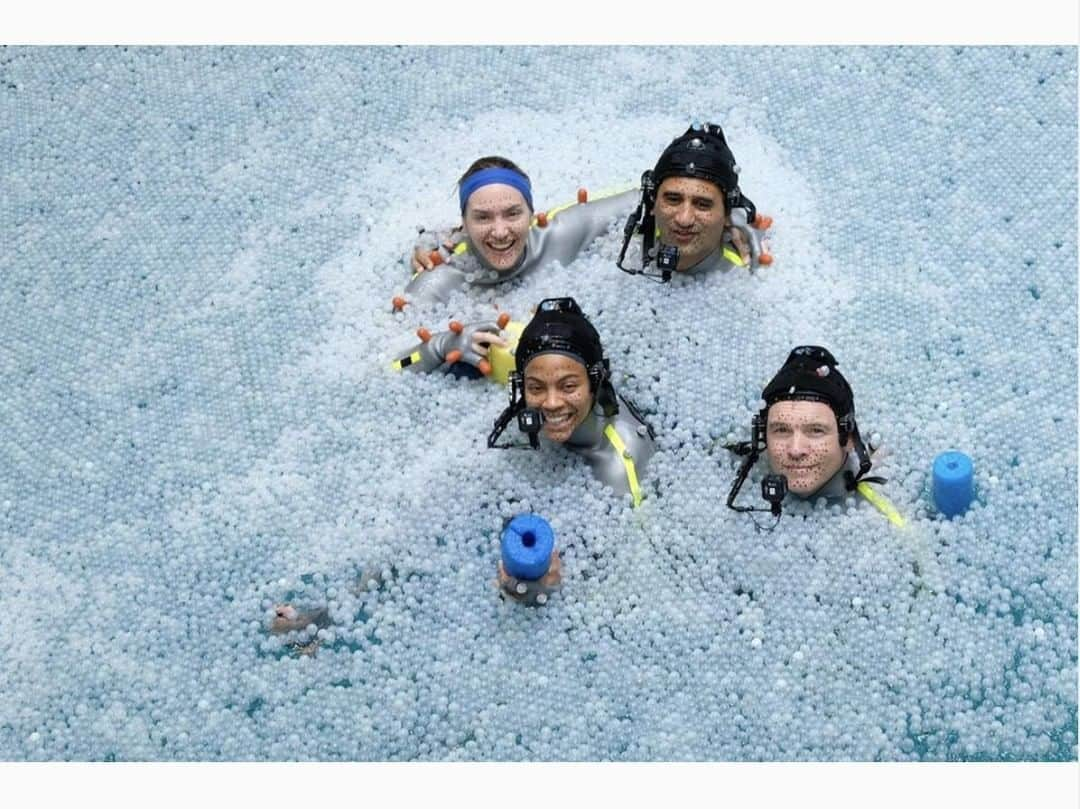 Disneyさんのインスタグラム写真 - (DisneyInstagram)「Via @jonplandau- Zoe Saldana, Sam Worthington, Kate Winslet and Cliff Curtis enjoying a moment at the surface of the 900,000 gallon performance capture tank that we built for the Avatar sequels. (Shot on set earlier this year.)」5月14日 8時39分 - disney