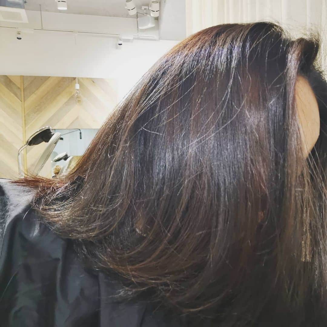 脇田恵子のインスタグラム：「こっそり🌈色まとったヘアだったのでした🤤✌️。 もう消えちゃったから入れなきゃ🌈  私の担当さんたちはふわっと伝えてもちゃんと魔法かけてくれる🔮🦄 @freera_takayasu @keisuke._.tsuyuki」