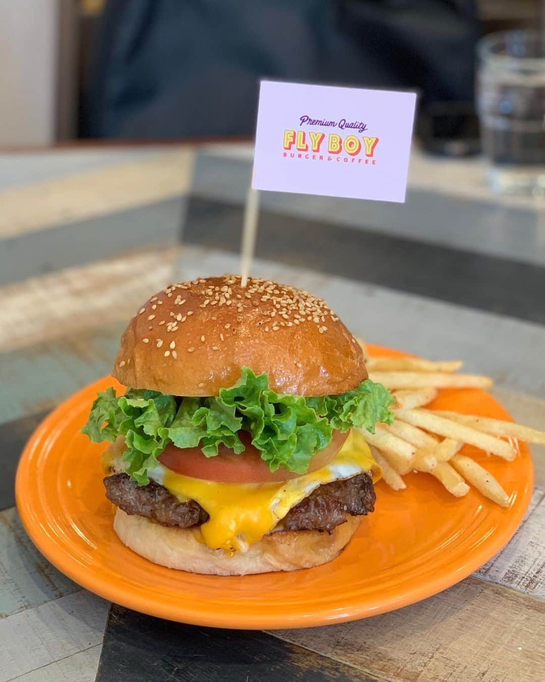 池田真一さんのインスタグラム写真 - (池田真一Instagram)「エンジョイカフェの元スタッフの方がやってる『FLY BOY BURGER&COFFEE』行って来たよー！ テイクアウトやってるよ！ はっきり言うて美味すぎて腰抜かしました！ ほんまに美味すぎてビビりました！ 正直悔しい😆 絶対にまた行こう！ ほんでマドレーヌも美味いんかい！  大阪府大阪市福島区鷺洲1-3-6  06-7709-1800 #FLYBOYBURGER #ハンバーガー #グルメ #ハンバーガーを100個食べても太らない方法知ってる人と繋がりたい #毎日ハンバーガー食べさせてくれる人と繋がりたい #繋がりたい繋がりたいばっかり言うてる人とは繋がりたくない」5月14日 14時10分 - wartdebu