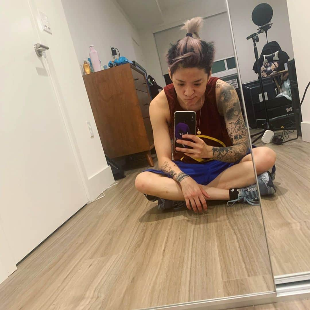 アンバー さんのインスタグラム写真 - (アンバー Instagram)「The sprout can’t be tamed 🌱🌱 if u see this post do 10 reps of any workout. Let’s keep moving! WEEEEE or 🍍🍍🍍🍍 in the comments when you finish em 😉」5月14日 8時50分 - amberliu