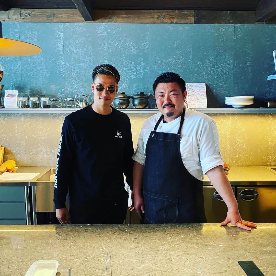 のインスタグラム：「. . 船岡シェフ👨‍🍳　@yuta11985  料理人史上1番かっこよかった😎✨生きる力を食事以外からも得れる。熱い同志たちみんな行って欲しい。大阪。天満。 . #誰やねんと #そこらにおるシェフやろと思われがちですが #ちっちっち #本田圭佑のメルボルンビクトリー時代とカンボジア生活を支えた男 #だけじゃない #アジア１位の腕なので美味すぎる料理 #お店のカッコよさ #だけじゃない #熱すぎる気持ち #ほぼ本田圭佑 #本田圭佑より本田圭佑やった #熱かった #広辞苑ぐらいあつかった #熱さ負けてられへんぞマキヒカよ」