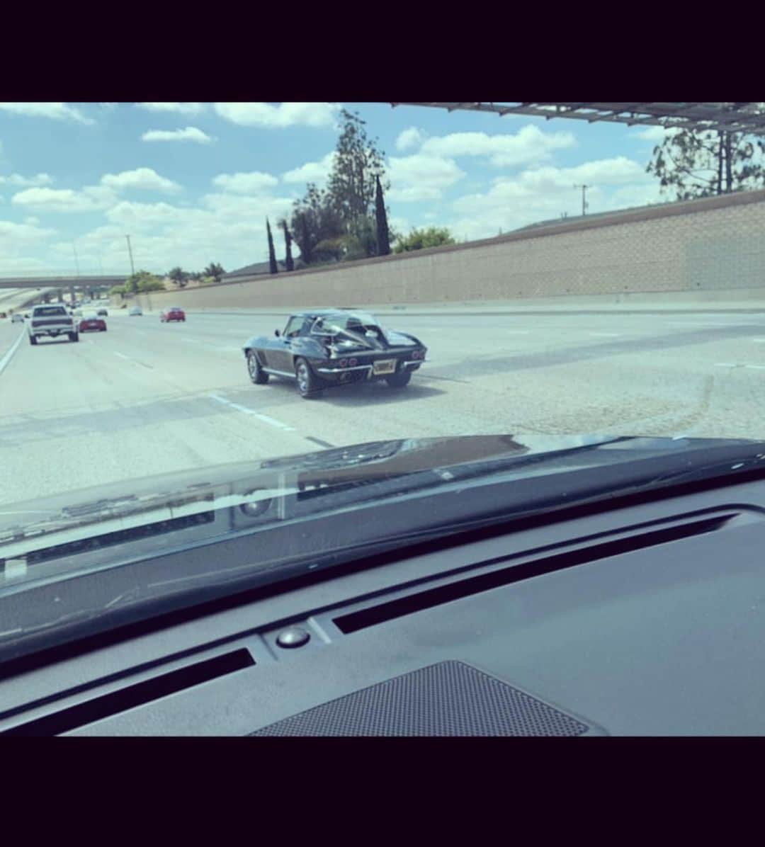 のインスタグラム：「カリフォルニアにいる友達から最高な写真が届いた🔥🔥🔥 #corvette」