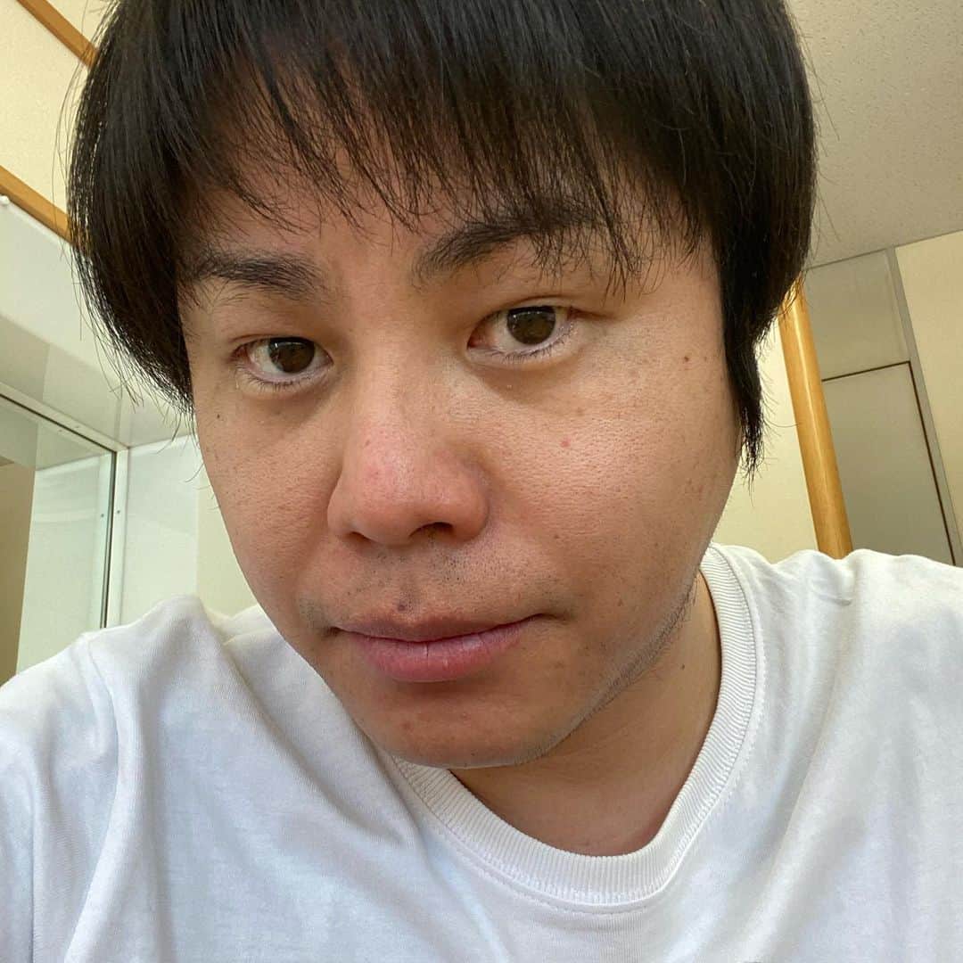 のインスタグラム：「おはようございます☀ ５月の３１日に笑われたいバカ^_^ 未来で笑われたいバカ^_^  あと１７日！！ しかも今日は、コンビ結成２０周年日。 めでたい！めでたい！  #うちで過ごそう  #未来で笑おう」