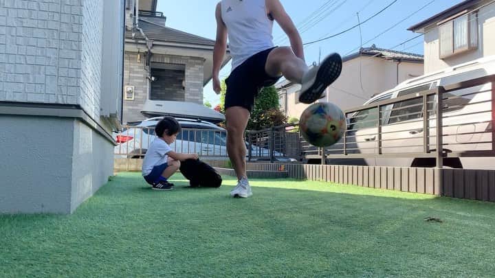 堀米勇輝のインスタグラム：「おはようございます！ 今日これで！ 外側に回してみよう👍  早起きしてご飯食べて 子供とサッカーするのが 朝のルーティンになってます☀️ #リフティング #ジェフ千葉  #8」