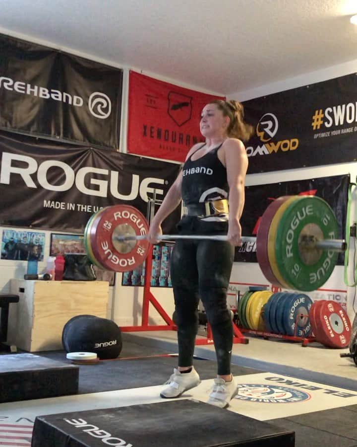 マッティ・ロジャーズのインスタグラム：「Sometimes you do really, really great and sometimes you struggle through things you can do in your sleep AND THATS JUST SHOWBIZ BABYYYYY. Apparently maxing deadlift for the first time I’m months and gently setting it down as to not disturb the neighbs was a large mistake & I’ve been REKT for 5 days now. BIG rest day tomorrow & hopefully I come back to life a bit. Just chugggggggin along on this Wednesday death day/prove your grit day/probably cry at some point day  @roguefitness @rehband @mypowerdot @romwod @rpstrength @2poodperformance」