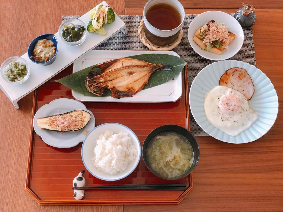 英玲奈さんのインスタグラム写真 - (英玲奈Instagram)「#今日の朝ご飯 #夫の朝ご飯 #アマランサス入りご飯 #キャベツとしいたけのスープ #鯵の開き #ハムエッグ #焼きナス #焼きお揚げ薬味和え #だし #納豆 納豆には芽ネギと茗荷を入れたらとても美味しい。 #ワカメの和物 #ブロッコリー  #ていねいな暮らし #季節を感じる暮らし#からだにいいこと#料理 #からだにやさしいごはん #おうちごはん#夫の健康守りたい#10年後の健康の為に#無添加#無化調#オーガニック#低gi #美腸活#趣味生活#料理家#erenakitchen」5月14日 9時22分 - erena_erenyan