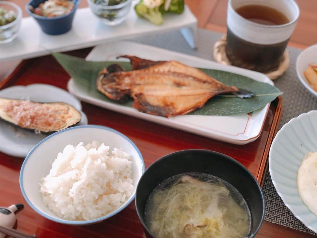 英玲奈さんのインスタグラム写真 - (英玲奈Instagram)「#今日の朝ご飯 #夫の朝ご飯 #アマランサス入りご飯 #キャベツとしいたけのスープ #鯵の開き #ハムエッグ #焼きナス #焼きお揚げ薬味和え #だし #納豆 納豆には芽ネギと茗荷を入れたらとても美味しい。 #ワカメの和物 #ブロッコリー  #ていねいな暮らし #季節を感じる暮らし#からだにいいこと#料理 #からだにやさしいごはん #おうちごはん#夫の健康守りたい#10年後の健康の為に#無添加#無化調#オーガニック#低gi #美腸活#趣味生活#料理家#erenakitchen」5月14日 9時22分 - erena_erenyan