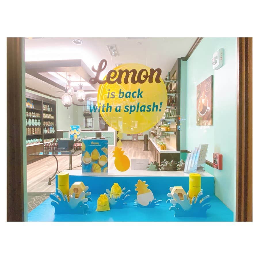 荒川れん子のインスタグラム：「Aww!!! They are back!!! I can’t wait to have this spring special LEMON flavor🍋😍 ホノルルクッキーさん @honolulucookie の前を通りかかったら、なんと！春限定のレモン味が登場しているではありませんか！！去年いくつ買ったか解らないほど激しくお気に入りのレモン味😍今はオンラインで買えるみたいです。お店はまずはアウトリガーワイキキ店が5/23再開の予定だそう💕楽しみがまたひとつできた！✨ (お写真は通りかかったショーウィンドウ越しです😅) . . #詳しくはブログで ⬅️嬉しくて熱く書いちゃいました😂 . . #hawaii #luckywelivehawaii #hawaiilife #lifeisajourney #instahawaii #sweets #lemon #limitededition #cookies #honolulucookie #stayhome #spring #ハワイ #ハワイ生活 #ハワイ暮らし #日々の暮らし #ハワイ好き #ハワイ情報 #ホノルルクッキー #春 #期間限定 #期間限定スイーツ #レモン #スイーツ #おやつ #オンラインショップ #自宅待機 #頑張れハワイ #おうち時間」