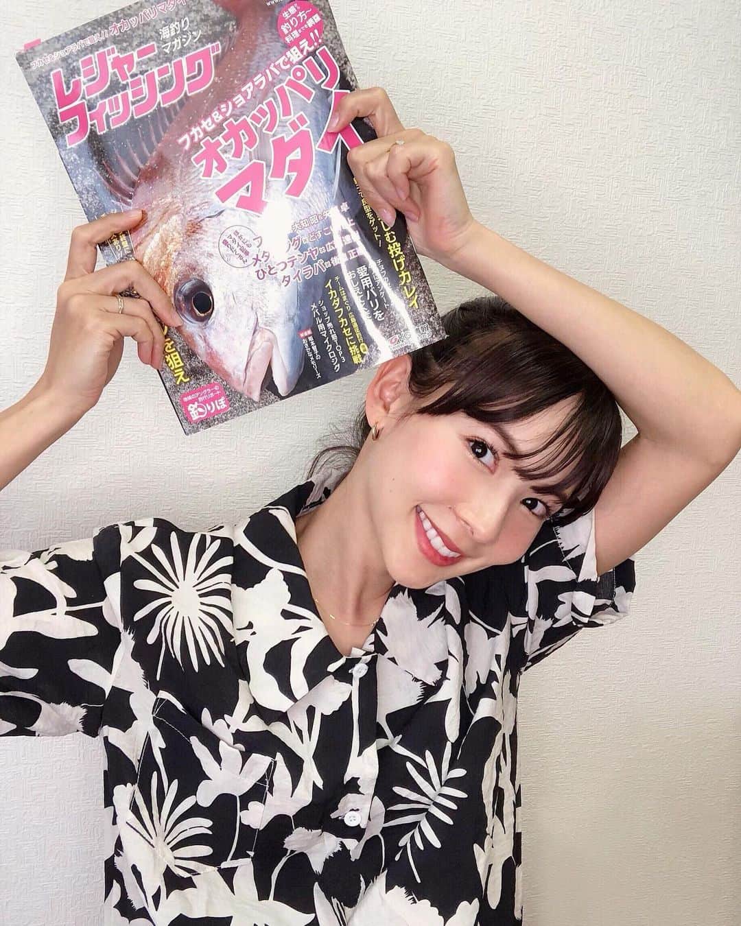 のインスタグラム：「📕♡ 雑誌#レジャーフィッシング で、 新連載｢阪本智子のおさかなメモリーズ｣がスタートしました\(◡̈)/💜 ・ 初回は#釣りとの出会い"について書きましたよ✨見てね😆 ＊ #fishing #fishinggirl #fishingmagazine  #釣り #釣り女子 #阪本智子 #新連載」