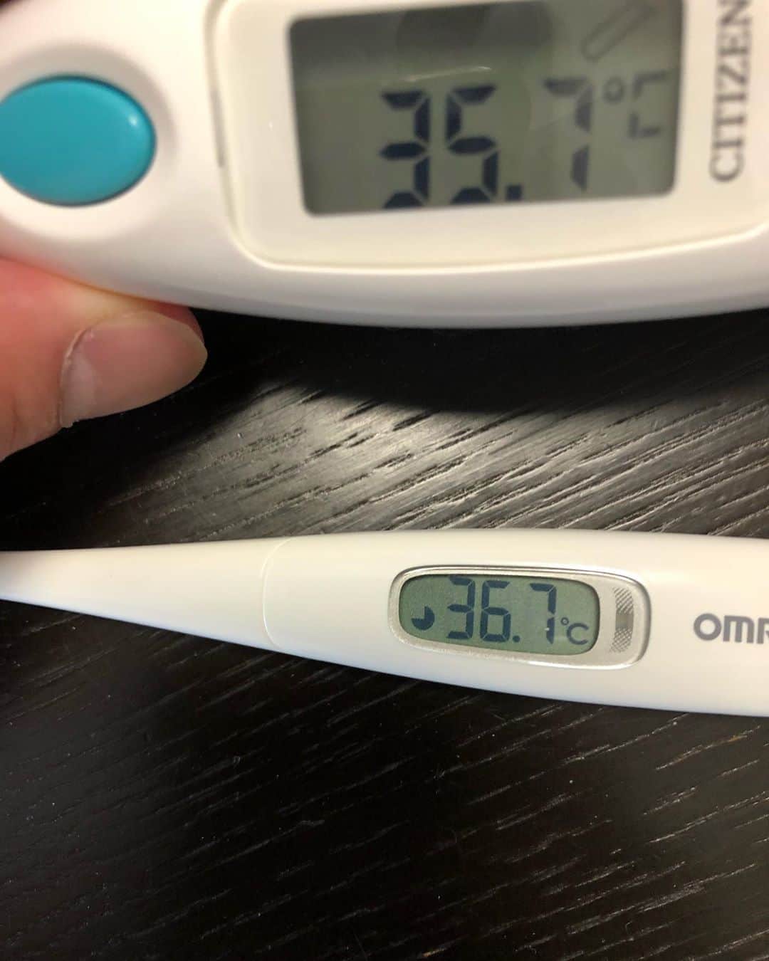 内山高志さんのインスタグラム写真 - (内山高志Instagram)「何で体温計によってこんなに違うんだ😿  家に体温計4つあるけど、全てがバラバラ。  どれが正解だ😓  #体温計 #毎日 #チェック」5月14日 9時26分 - takashikod