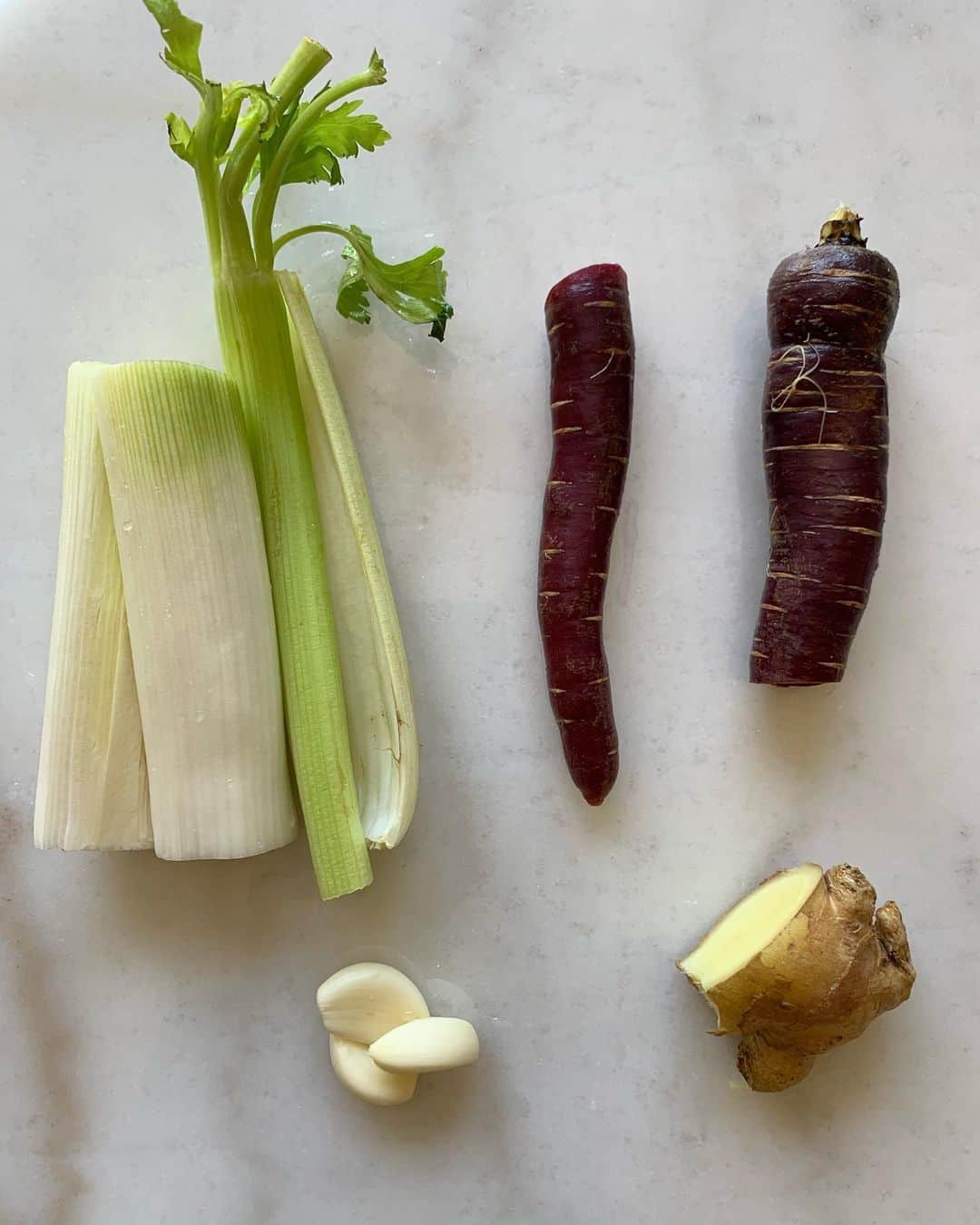 大塚良子のインスタグラム：「Prep for Bone broth. 腸内環境とタンパク質摂取のために作り始めたボーンブロス。ニューヨークでも数年前から流行り出して街のボーンブロス専門店ではコーヒー代わりに飲む人も。  ボーンブロスに含まれるアミノ酸によって腸粘膜の炎症を抑えたりミネラルも豊富なので血糖値や血圧調整にもgood,  赤ちゃんにも良いので娘ご飯に混ぜたり、 自己免疫疾患やアレルギー体質を改善するための日課になりつつあります。  #nyc #life #organic #bonebroth #bonebrothheals  #体質改善　#自己免疫疾患　#アレルギー改善　 #ボーンブロス」