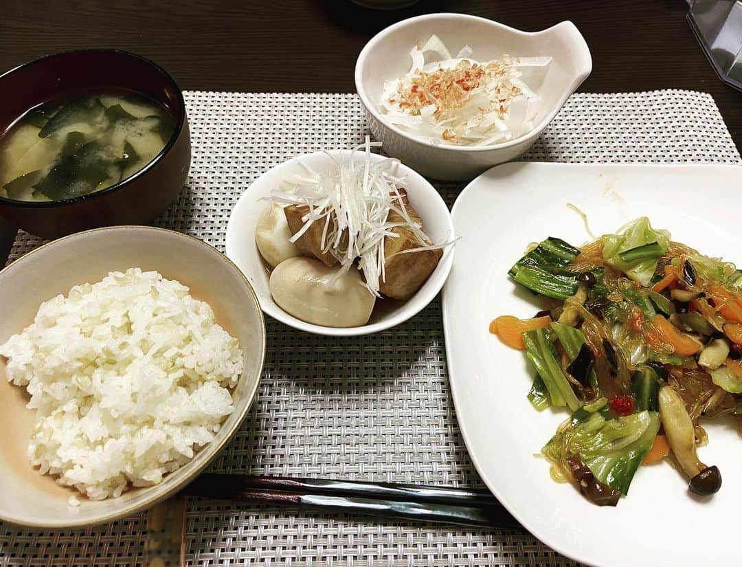 池田周平のインスタグラム：「料理はカレーか炒めもんしかできへんかったけど、豚角煮と半熟煮卵とかできるようになりました。 とかより、ランチョンマットをしける男になりました。  #ランチョンマット男子 #豚角煮 #半熟煮卵 #麻婆春雨 #新玉ねぎ #わかめみそ汁」