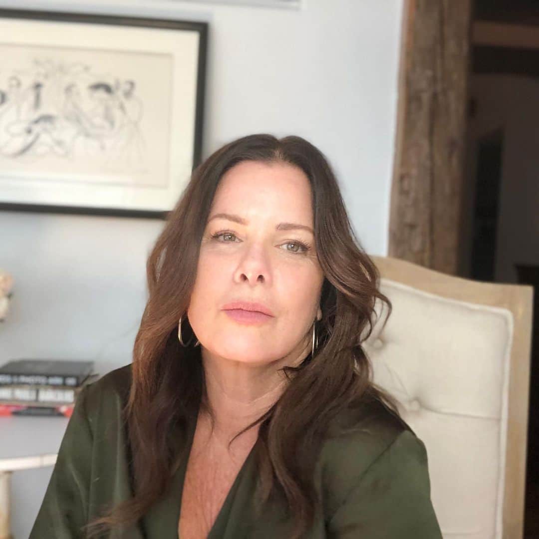 のインスタグラム：「Swipe to forgive the pun- #BARKskins! End of a long day doing fantastic press for #Barkskins, airing memorial day weekend, May 25 on @NatGeo and then @Hulu! Swipe to see who joined me at the closing moment.」