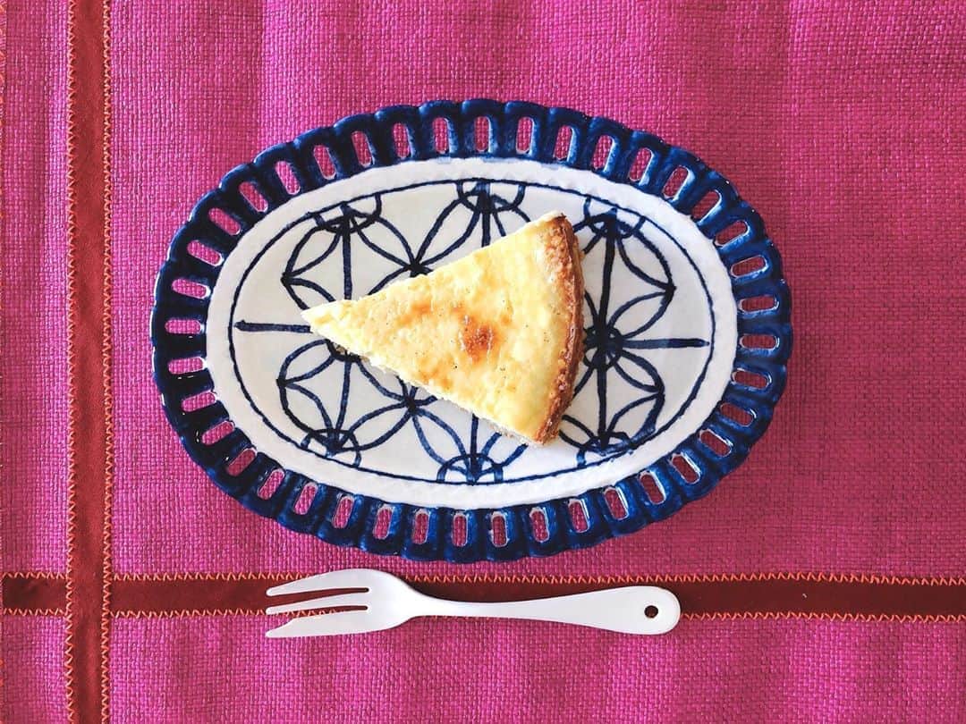 林田岬優さんのインスタグラム写真 - (林田岬優Instagram)「初めて作ってみた グルテンフリーのチーズケーキ。 レモン汁とバニラビーンズは必須🙆🏻‍♀️お砂糖はきび砂糖を。ボトム生地は全粒オーツ麦フレークを使いました。甘さ控えめだけど、太りたくなくてチーズケーキを楽しみたい時にはいいかも🧀🌱」5月14日 10時01分 - miyu_hayashida