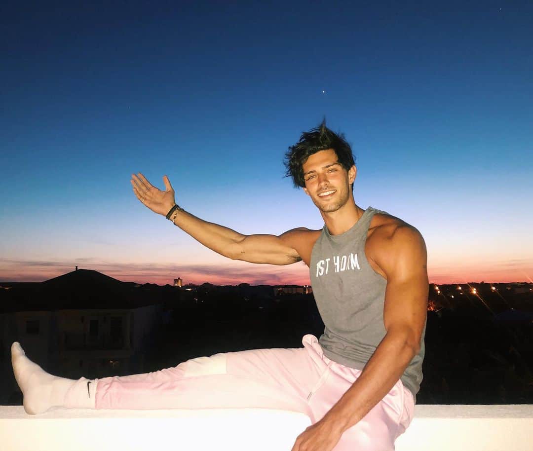 Steven Kellyのインスタグラム：「cotton candy sunsets + good vibes only. feeling extra blessed up here」