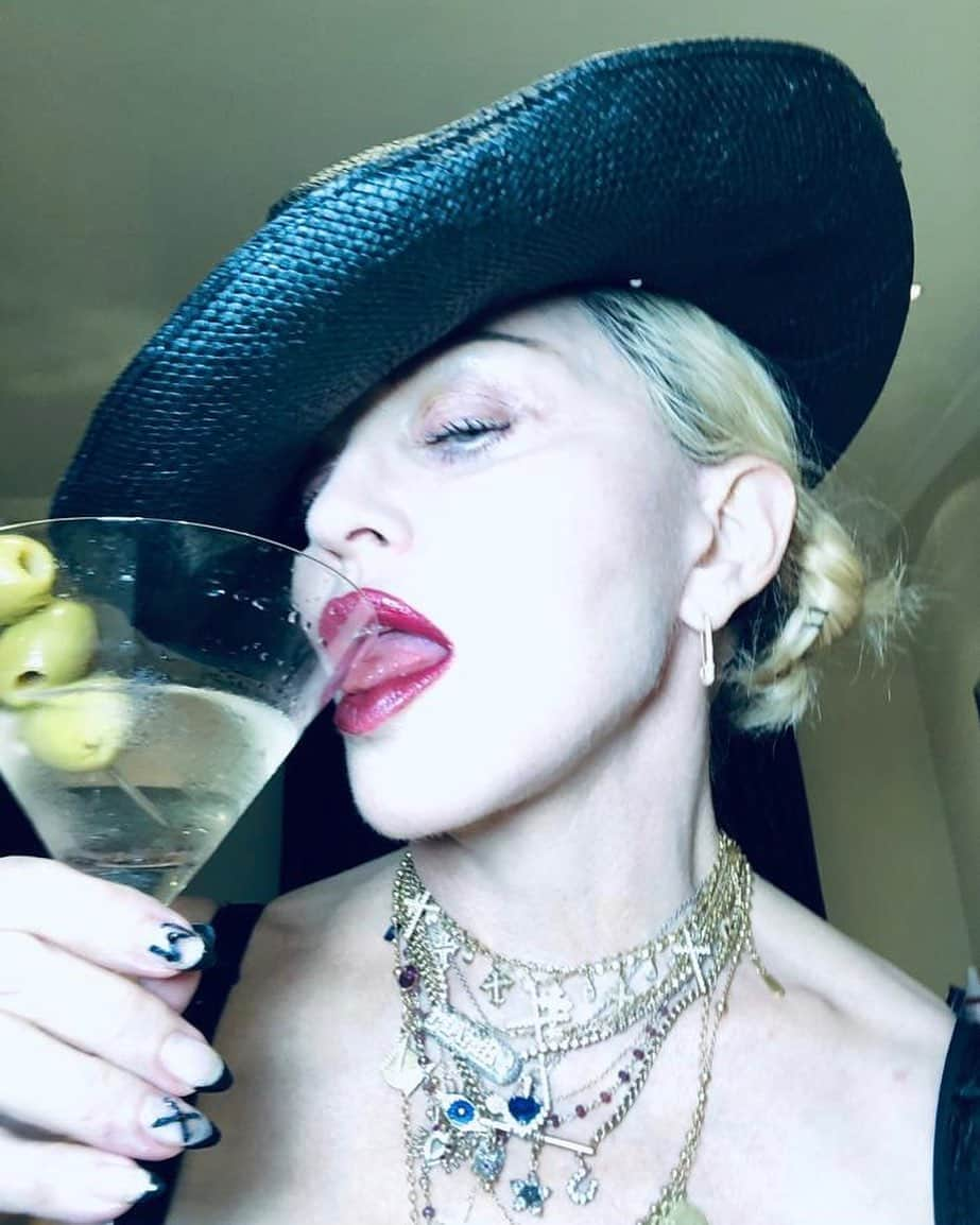 マドンナさんのインスタグラム写真 - (マドンナInstagram)「Quarantine Cocktail.............3 Olives—Extra Dry—Don’t Bruise the Ice! 🍸」5月14日 10時20分 - madonna