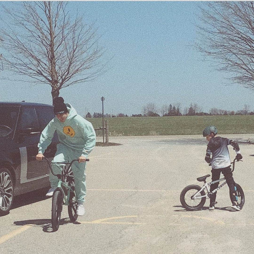 ジャスティン・ビーバーさんのインスタグラム写真 - (ジャスティン・ビーバーInstagram)「Me and pops teachin @jaxonbieber how to BMX」5月14日 10時21分 - justinbieber