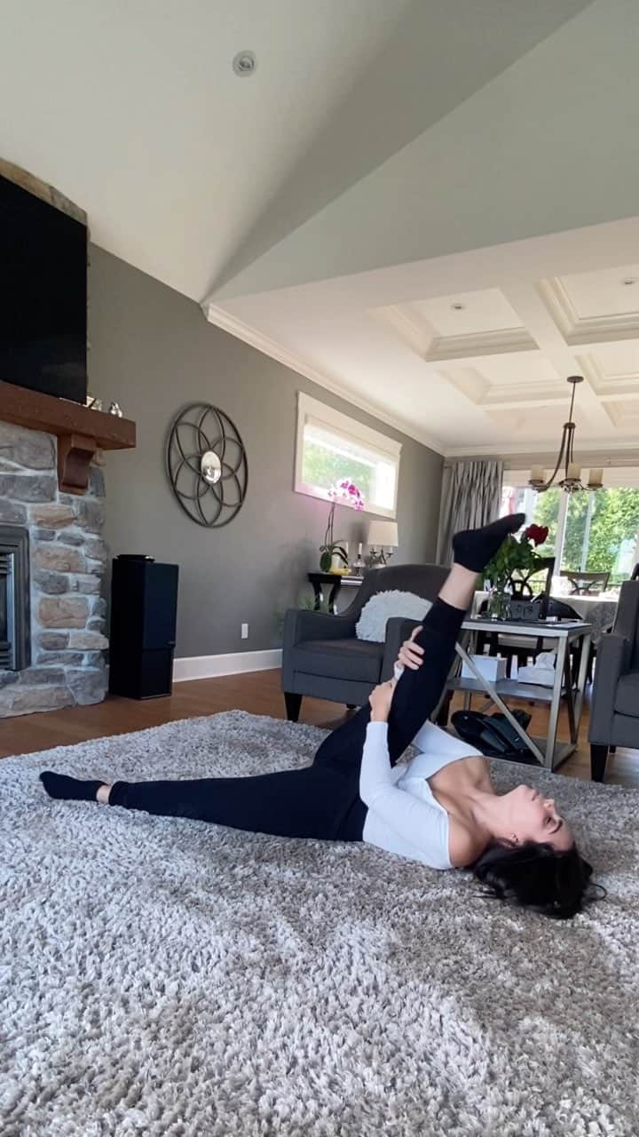 Katy Esquivelのインスタグラム：「Yo no era flexible para nada y después de hacer estos ejercicios  por 6 semanas he notado una gran mejora! No soy experta en esto pero les comparto lo que me está funcionando 😘」