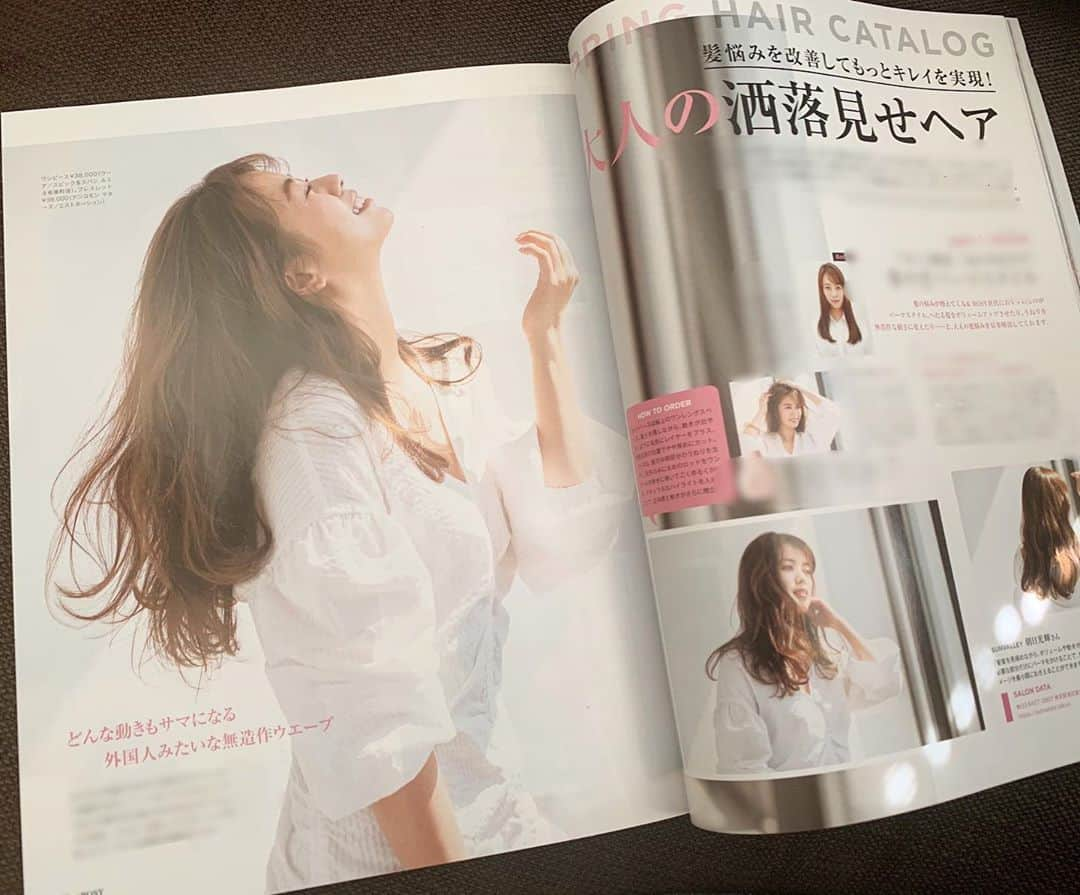 中林美和さんのインスタグラム写真 - (中林美和Instagram)「こういうときこそbeauty雑誌を 隅から隅まで読み込む！ stayhomeでも全然苦にならないのが美容が楽しいから。 今日はフェイシャル、今日はヘア、 今日はボディーとパーツを決めて集中ケアしています。 今発売中の『&ROSY.』6月号。 「大人のお洒落見せヘア」も是非ご覧くださいね！ このヘアスタイルとっても気に入ってるんだ♡ . #mywork#magazine#beauty#雑誌#androsy#アンドロージー#6月号#中林美和 @androsy_tkj」5月14日 10時21分 - miwanakabayashi