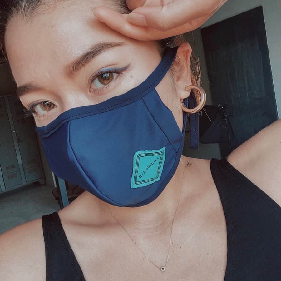 のインスタグラム：「. 最近ファッションの中にマスクを取り入れてるよ✌️ マスクしてて息苦しいけど、 好きなファッションだと思ったら マスクも嫌いじゃなくなる🌈 . ネイビーのマスクには ネイビーのシャドウを💙 . #haveagoodday #マスク#mask」