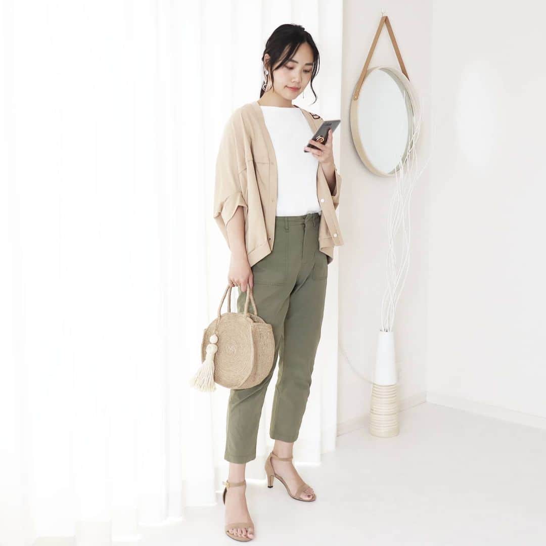 Eri Satoのインスタグラム：「beige×khakiコーデ · cardigan: @blancbasque pants: @edist.closet shoes: @outletshoes_official · 前に投稿した変形デザインのカーディガンの 色違い☺️ 👉綿天竺カーディガン【BB01-904】 @blancbasque のトップのURLから買えるのでぜひチェックしてね💛 · 娘が毎日アナ雪見たいって言う😂📺 飽きないのかな？ · #blancbasque #ブランバスク#高身長コーデ#ママコーデ#カジュアルコーデ #春コーデ#fashion#ootd#outfit#code#coordinate#style#ファッション#コーディネート#コーデ#プチプラ#プチプラコーデ#シンプルコーデ#mamagirl#locari#partegram#カジュアル#お洒落さんと繋がりたい」